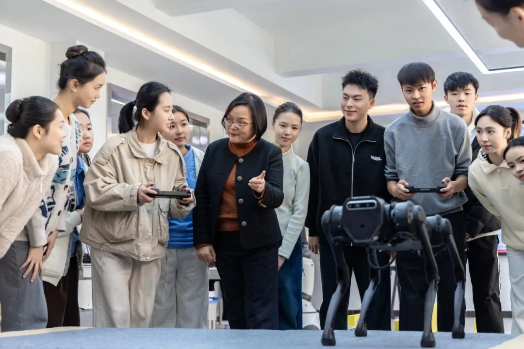 2025新时代高水平教师队伍建设创新案例发布：从教育家精神铸魂到AI赋能的四大破局路径